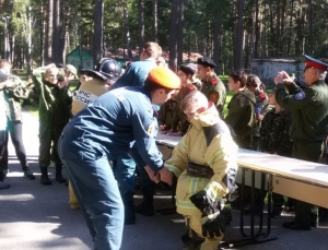 Что делать, чтобы спасти жизнь? Сотрудники МЧС обучили детей в лагере