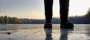 Подросток ломает лёд. Реакция общественности на видео о спасении на водоёме.