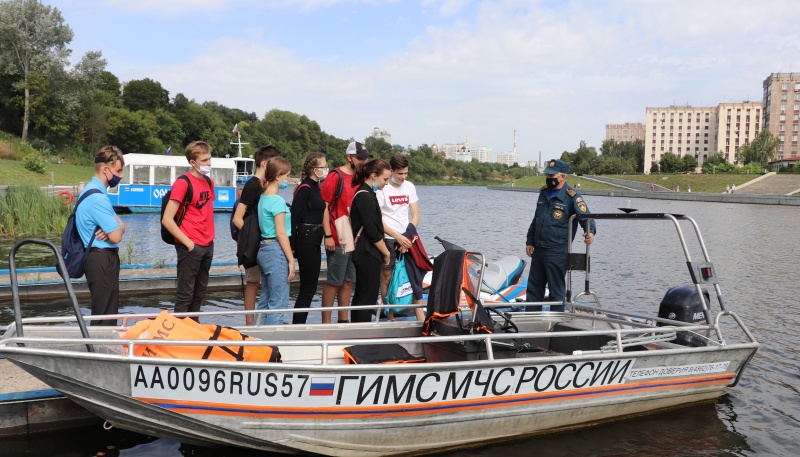 Орловские инспекторы ГИМС встречали юных гостей