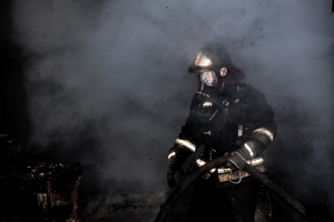 Во время пожара в пятиэтажке в Новосибирске сотрудники МЧС спасли 12 человек