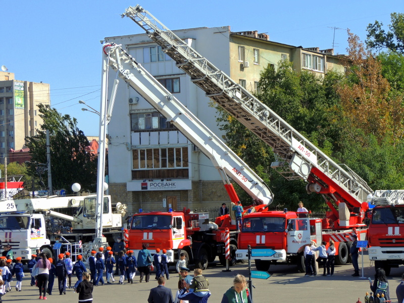 Заместитель Министра МЧС России Анатолий Супруновский вручил 7 единиц пожарно-спасательной техники Астраханским пожарным