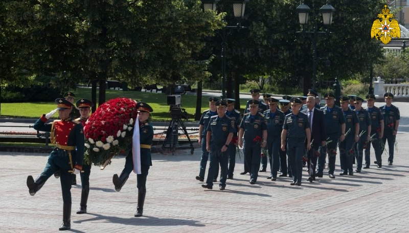 Руководство и сотрудники МЧС России возложили цветы к Могиле Неизвестного солдата