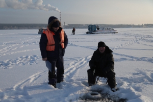 Специалисты МЧС России призвали рыбаков соблюдать правила безопасности на льду