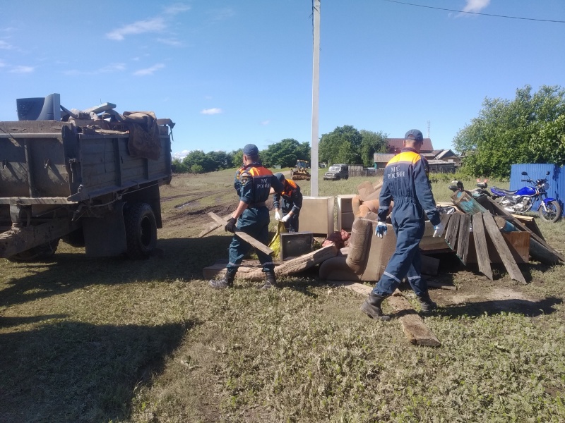 Продолжается работа специалистов МЧС России по ликвидации последствий паводков в Крыму и Амурской области