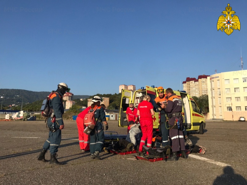 Сотрудники Южного отряда МЧС России эвакуировали с перевала Аишхо мужчину с инфарктом (видео)